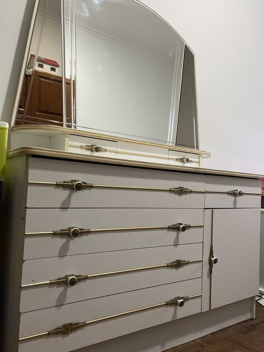 Comoda Branca Com Espelho e Detalhes Dourados