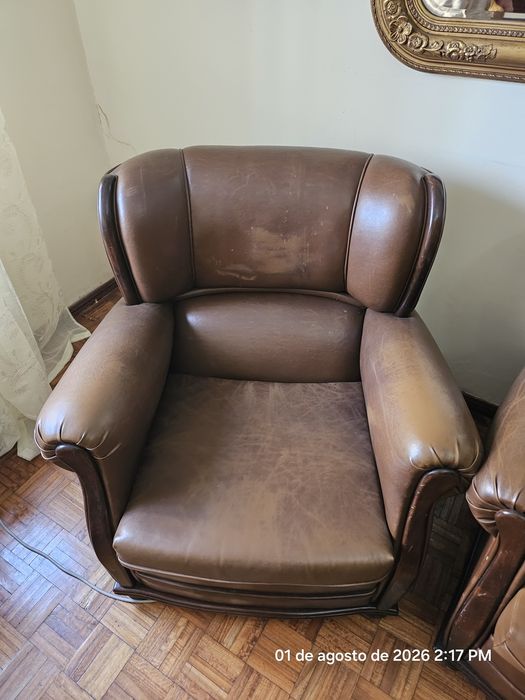 Sofá-cama e  duas poltronas em pele