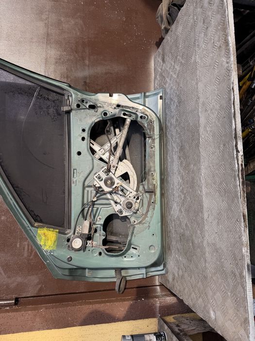 Дверь Додж страсус dodge stratus 95год