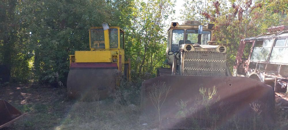 Каток дорожній вібраційний Stavostroj VSH100, Грейдер ДЗ-122Т