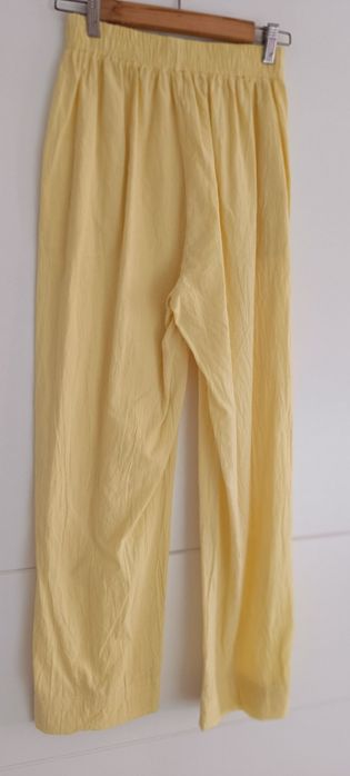 Calças amarelas usadas tamanho L