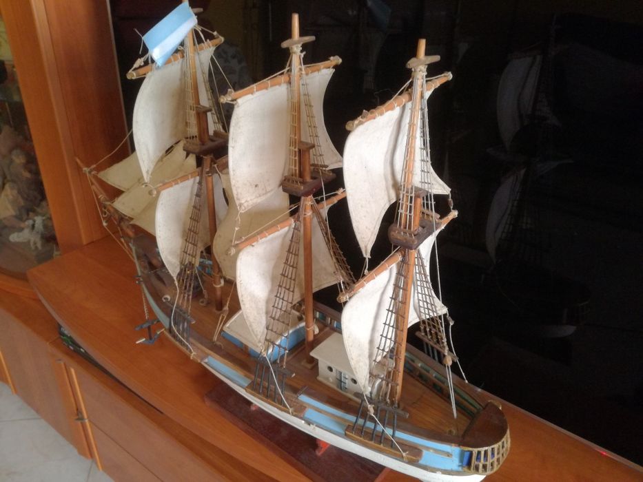 Veleiro em madeira de balsa