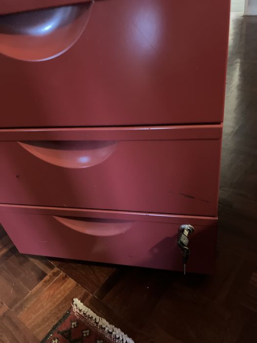 Móvel com gavetas de escritório em metal, com rodas e chave