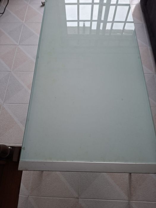 Mesa vidro como nova com estrutura de alumínio cinza como nova