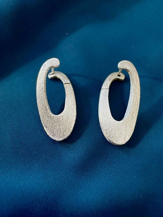 Brincos Esculturais em Ouro Branco 18k – Design Orgânico e Texturado