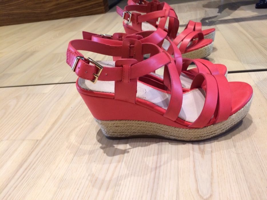 Koralowe sandały ALDO na koturnie r.38