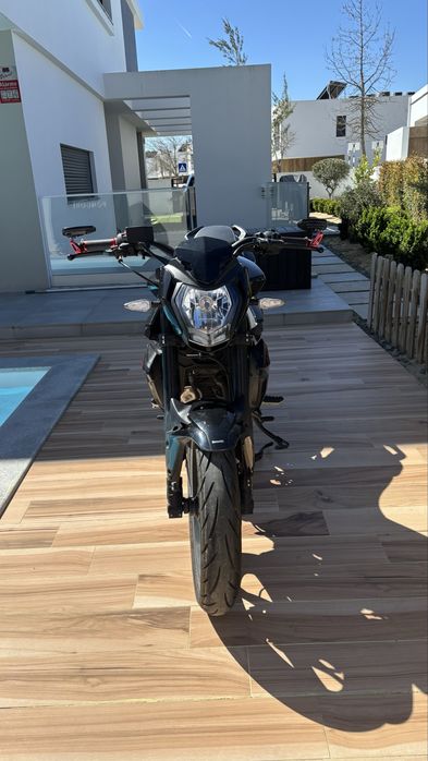 Benneli bn125 preta e vermelha