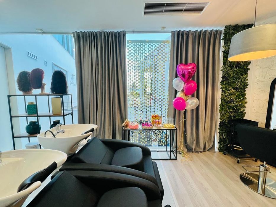 Vendo 2 cadeiras elétricas com lavatório