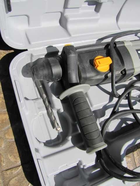 Titan TTB872SDS Elektryczna młotowiertarka wiertarka SDSPLUS