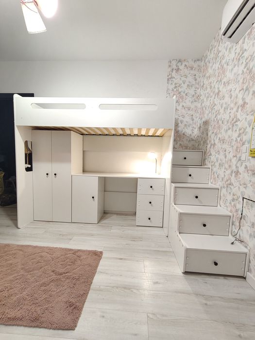 Zestaw mebli do pokoju dziecięcego.