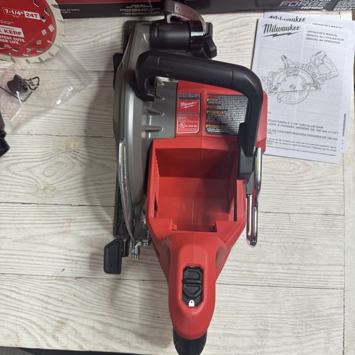Безщіткова циркулярна пила 184мм Milwaukee M18 2930-21 FUEL