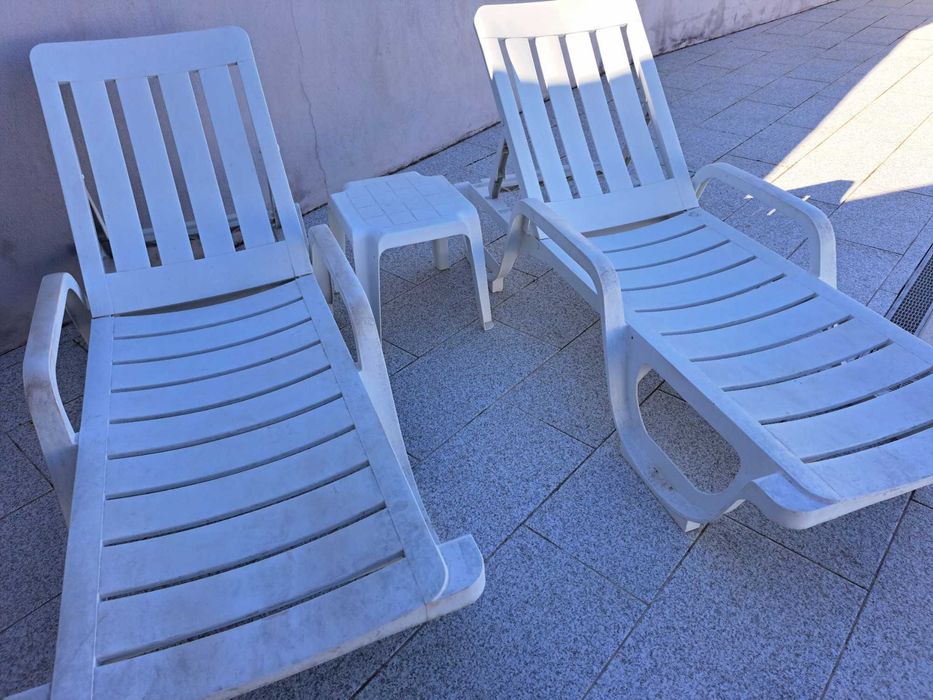 novo preço - 2 Cadeiras de espreguiçadeira, para piscina, bom estado