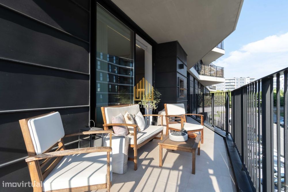 Luxuoso T2 Green Terrace, com grande varanda, zonas verdes e jardins.