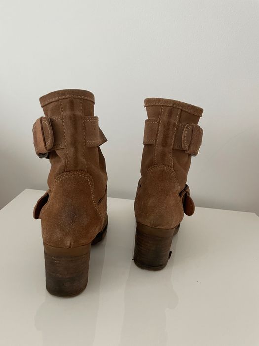 Botas castanhas cano médio