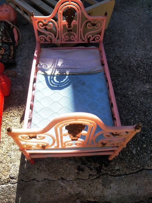 Bonecas, boneco antigos e duas camas antigas