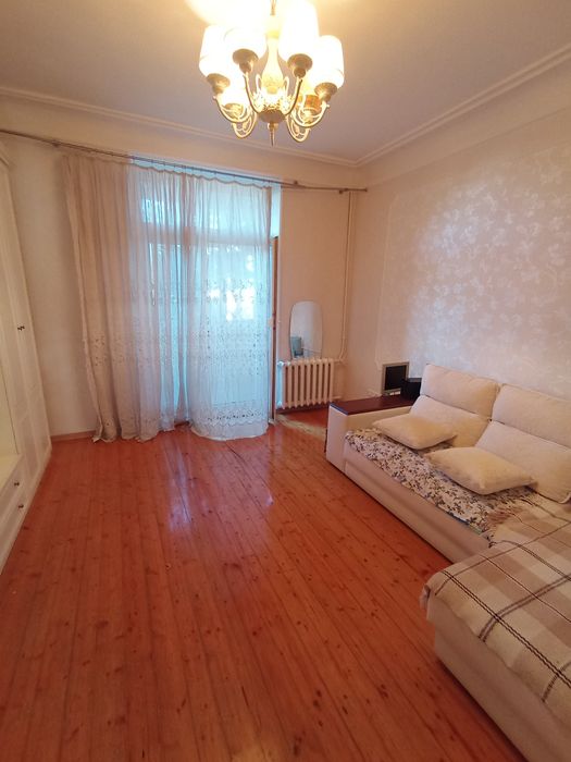 Продам 3-х комнатную квартиру сталинка Индустриальный район 62/42/8 кв.м  4-й этаж 5-ти этажного дома