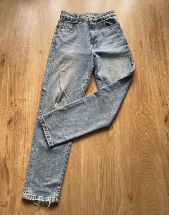 Jasnoniebieskie jeansy z Zary