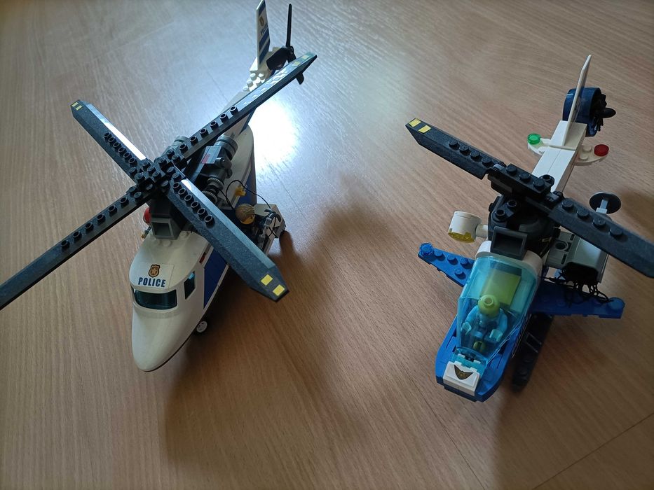 Dois helicópteros Lego