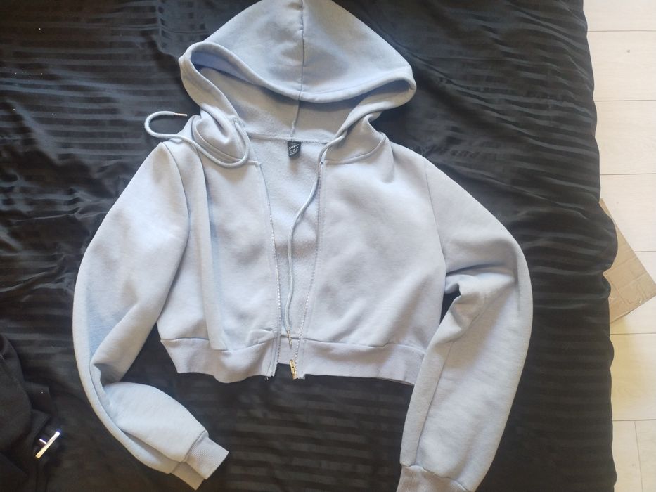 Продам вкорочену кофту(блакитна)нова розмір S