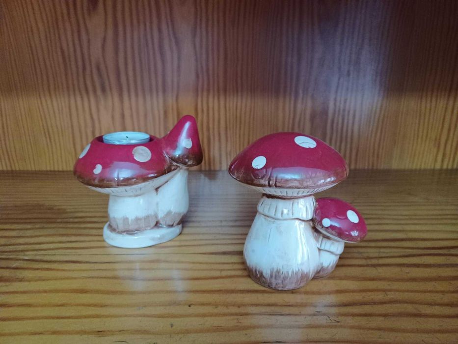 Dois cogumelos ornamentais com suporte para velas