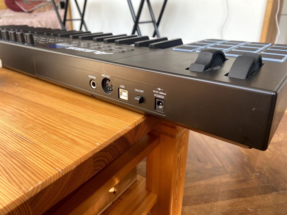 MIDI Keyboard Alesis VI49