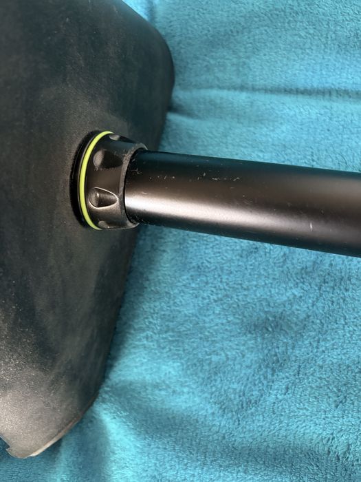 Statywy Gravity pod monitory studyjne