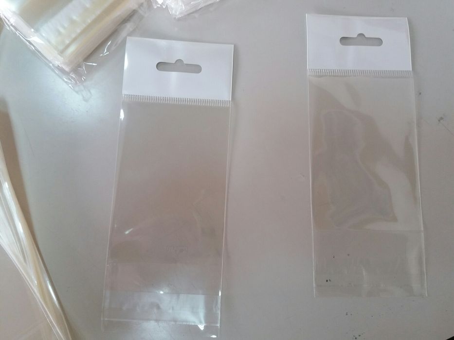 Bolsas em polipropileno transparente para expor artigos em lojas.