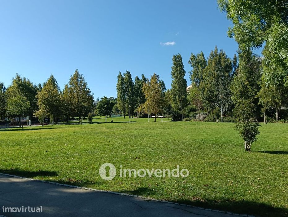 Apartamento T2 com estacionamento e terraço, em Vialonga