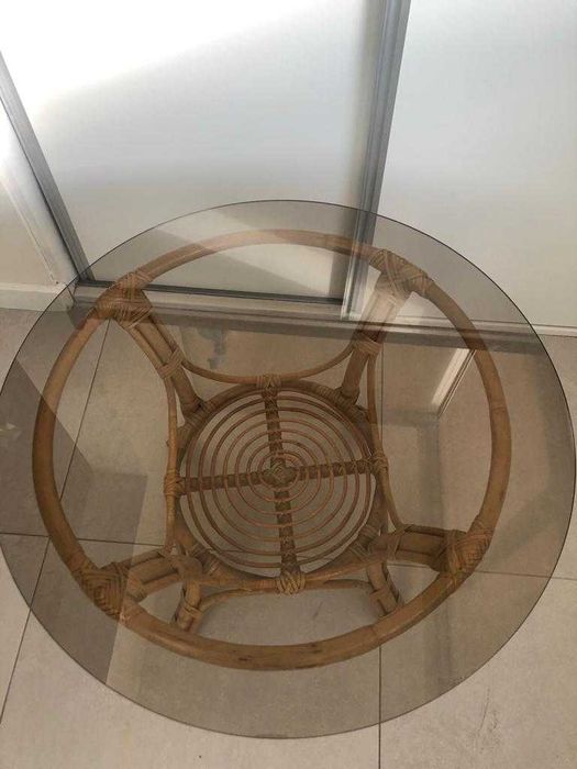 “mesa”  de vidro e rattan natural só estrutura