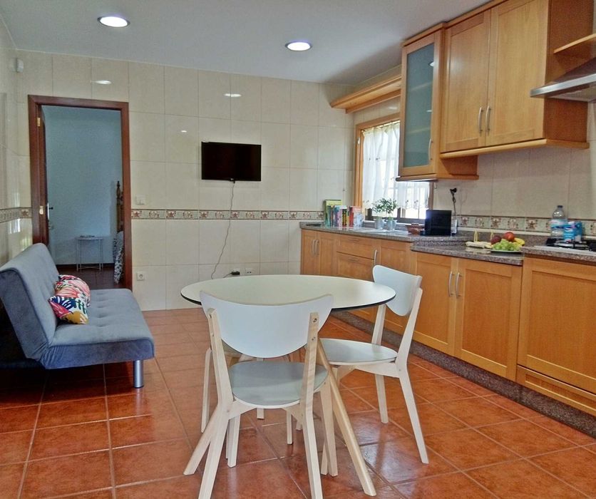 Apartamento com 1 quarto, sala, cozinha, jardim e estacionamento