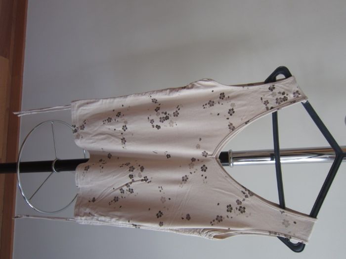 Blusa de Senhora com decote e costas em bico Caveada Beje com Flores C64575303286017122