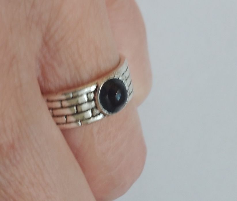 Pierścionek czarne oczko