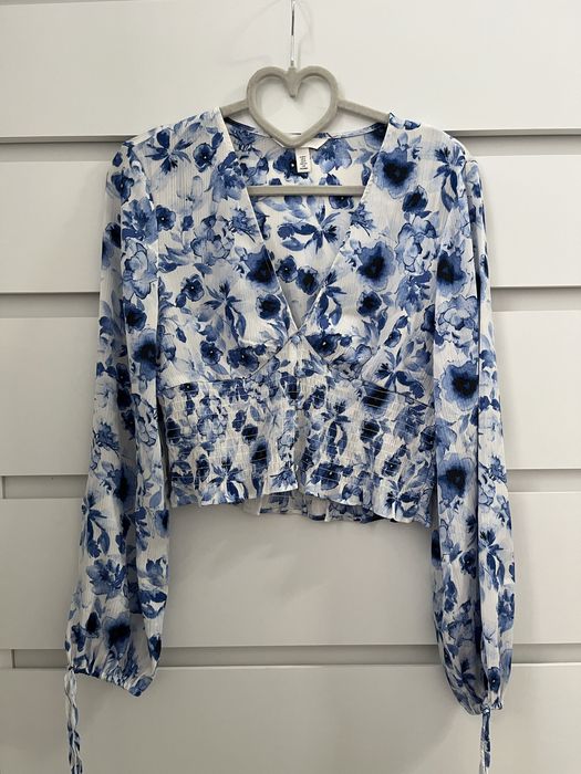 Biala bluzka w niebieskie kwiaty z wiązaniami - H&M (M/38)