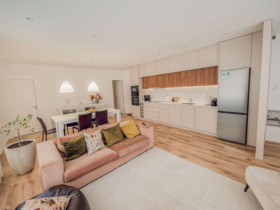 Apartamento/ Loja T2 vista mar, a 30 metros da marginal