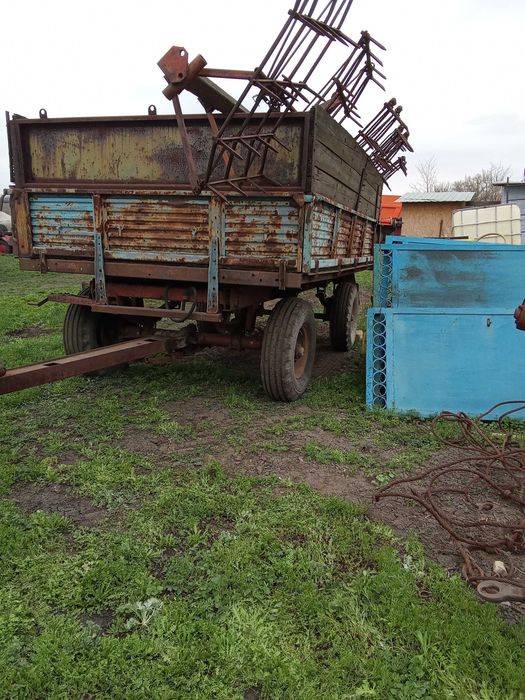 Тракторний самоскидний причіп 2ПТС-4, плуг 3-корпусний, обприскувач навісний