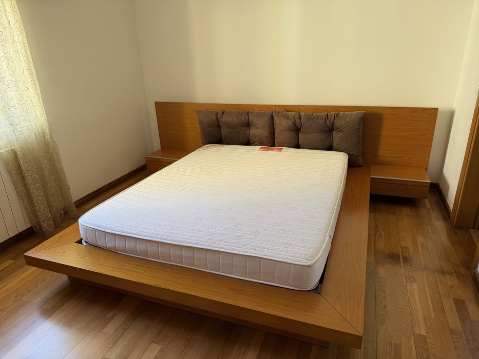 Quarto completo. Cama com respetivo movel e espelho