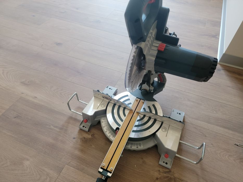 Торцовочная пила Bosch GCM 800 SJ Professional