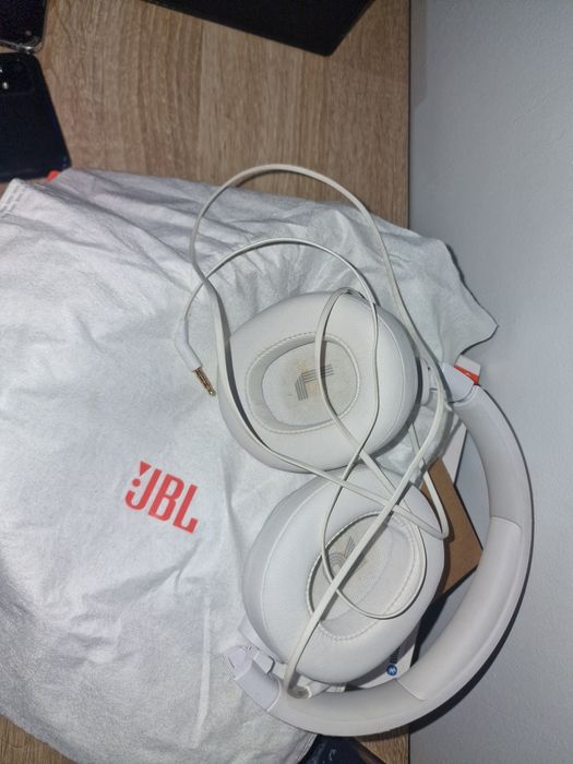 Jbl tune 720bt com pouco mais de 20 horas de uso