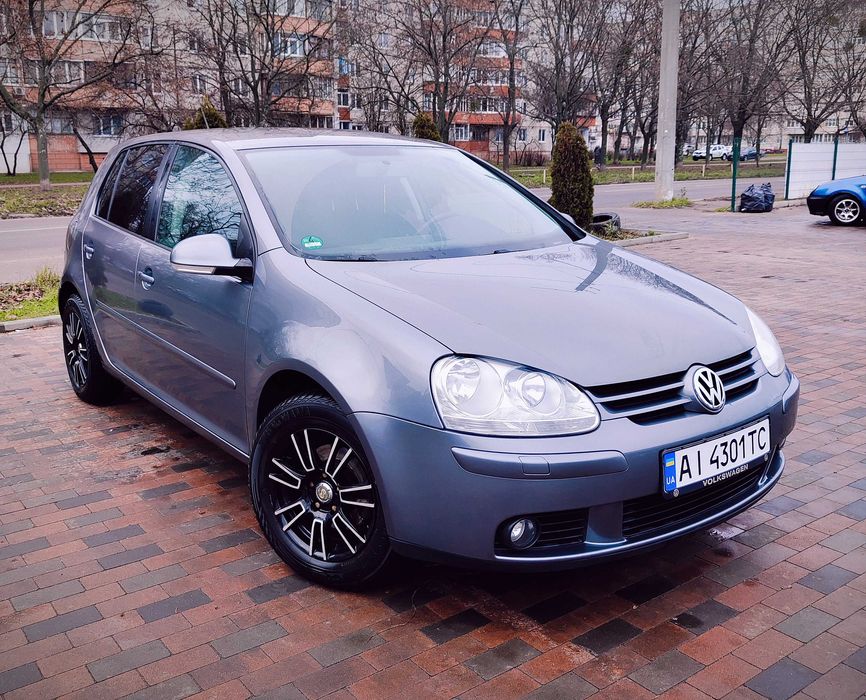 У продажу свій, сімейний Volkswagen Golf 5 1.6mpi 2006р.в. 227 тис.км.проб. В комплектації TourV. Гольф пригнаний три місяці тому з Німеччини для особистого користування. Один власник. Гарний, збережений ціленький стан. Цілий як технічно так і візуально. Повністю обслужений. В гарній комплектації. По кузові без корозії і тому подібне. Кілька фарбованих елементів чисто косметика. Мінімальні сліди експлуатації. Ходова частина в чудовому стані. В ходу тихий і мякенький. Салон збережений ціленький і чистенький. Карти, сидіння, панель, стеля все в чудовому стані. Електрика повністю робоча, кожна лампочка кожна кнопочка працює. Самий простий і надійний двигун 1.6 MPI. Працює відмінно, не димить масло не бере ні грама. Їде добре! Вікна всі рідні і цілі, без сколів і тріщин. Гарна комплектація: Підсилювач керма; Круїз контроль; Протитуманні фари; Омивач фар; Передні електро підіймачі вікон; Електро зеркала з підігрівом; Кондиціонер; Підігрів сидінь; Велика сенсорна магнітола з навігацією; Задній Парктронік. Гарні титанові диски на гарній зимовій резині. Два ключі. Сервісна книжка. ПРОБІГ ОРИГІНАЛЬНИЙ, ПІДТВЕРДЖЕНИЙ!!! По документах порядок. Машина повністю обслужена та не потребує жодних капіталовкладень. Купив і їздиш. Торг мінімальний виключно на каву!