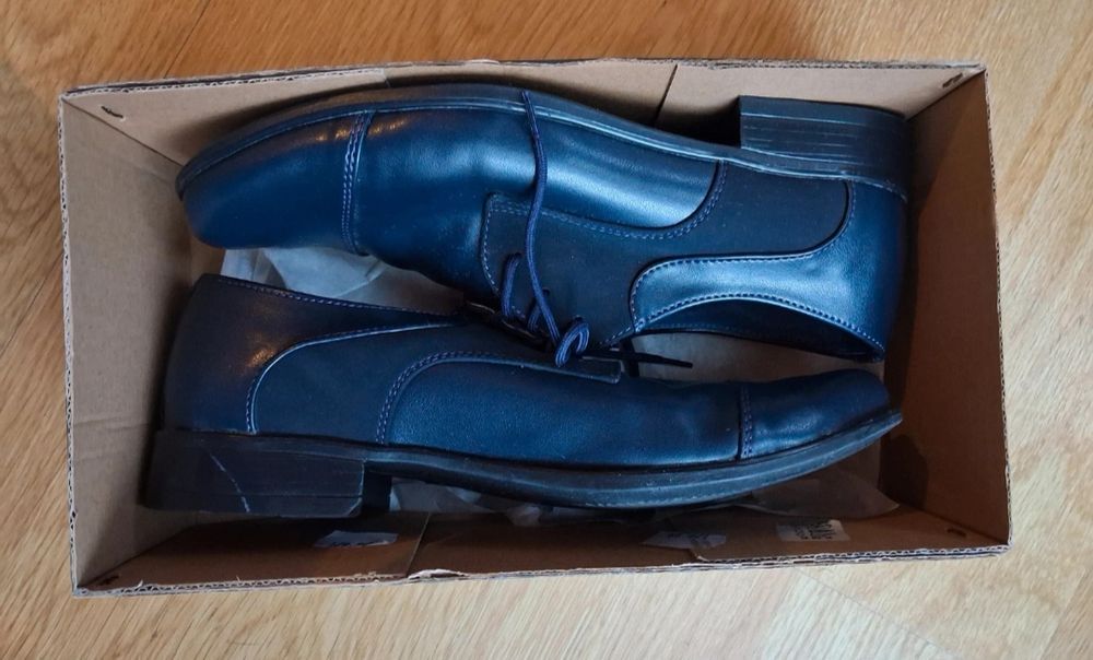 Granatowe eleganckie skórzane buty chłopięce 34 komunię, zakończenie szkoły
