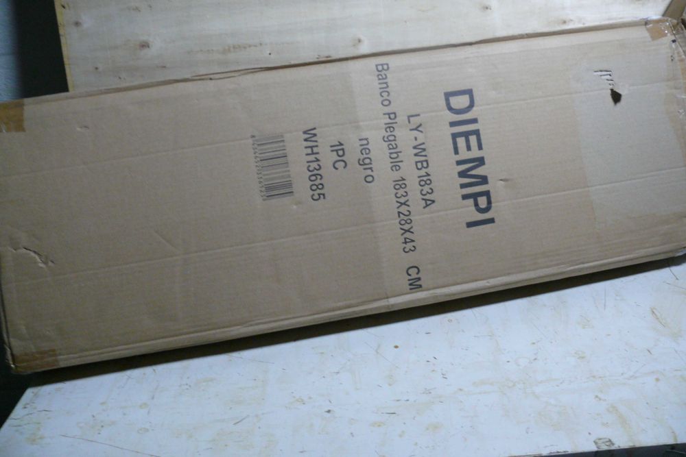 Banco dobrável da marca DIEMPI, na cor preta.