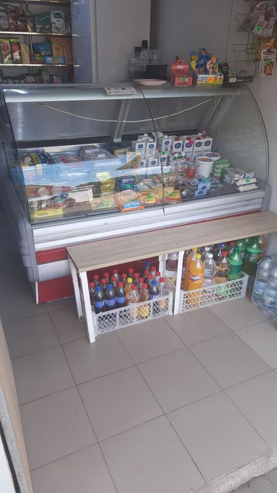 Продам холодильну вітрину 1.6м.