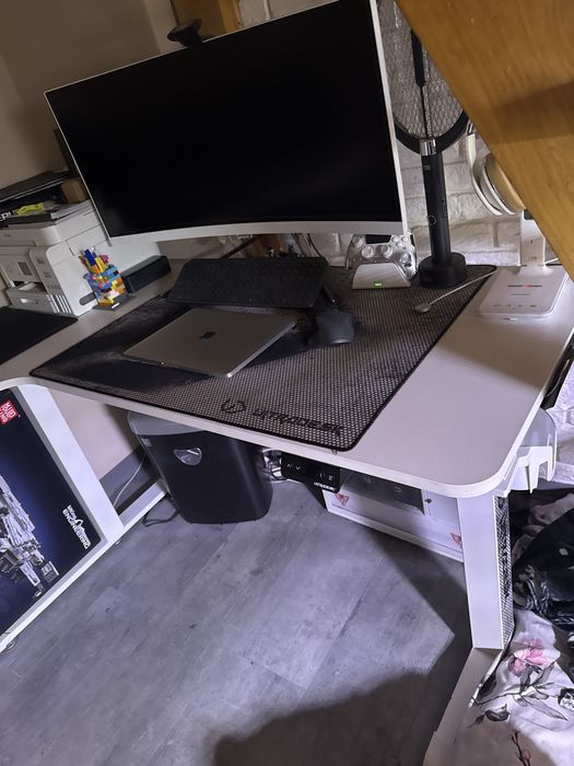 Biurko Ultradesk elektrycznie poziomowane podswietlane