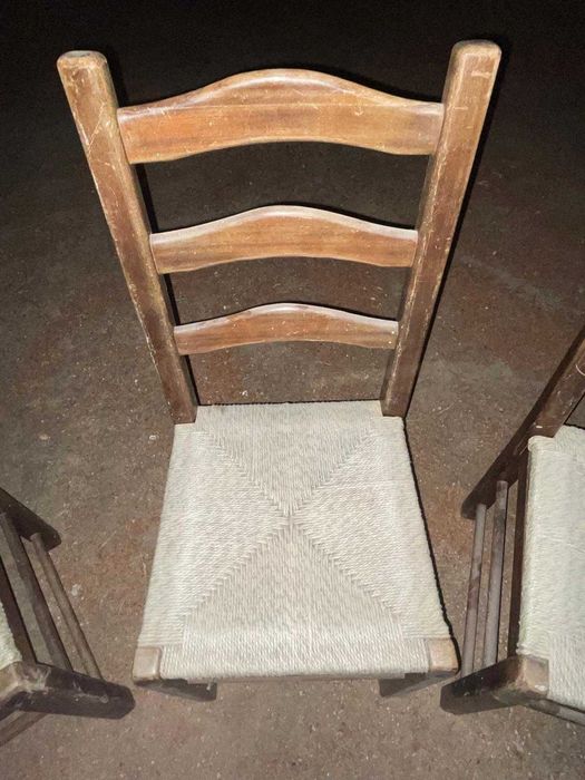 Quatro cadeiras com fundo de bunho em bom estado