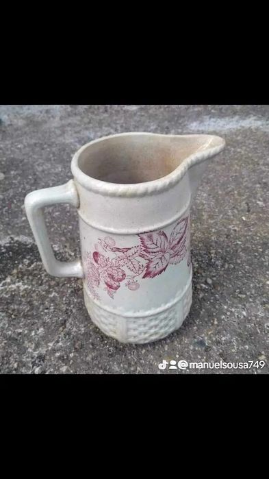 Vendo esta caneca muita bonita bom estado masarel