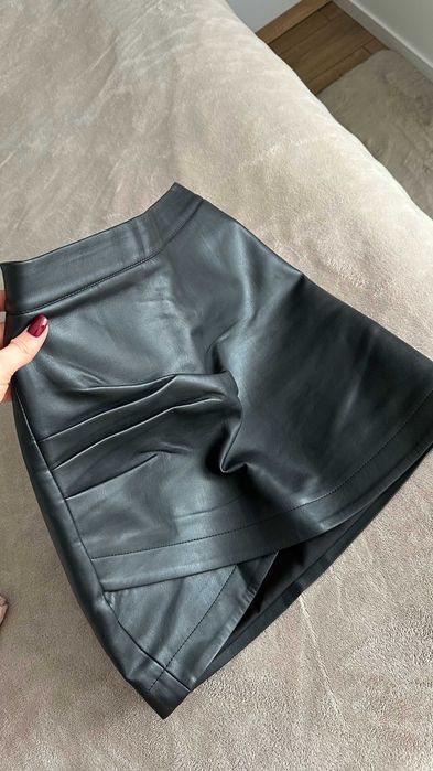 Чорна шкіряна спідниця від Vika Adamskaya / XS