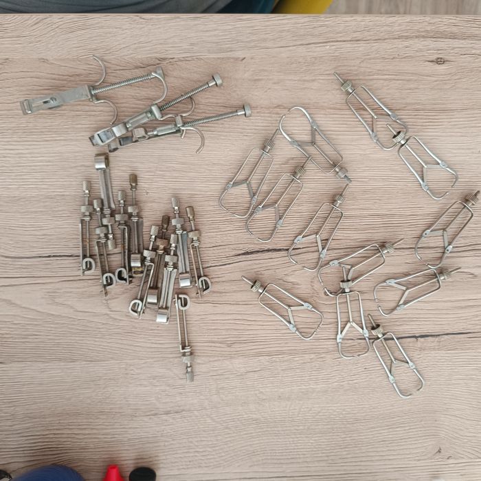 Zestaw 26 metalowych zacisków i uchwytów laboratoryjnych