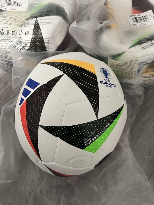 Футбольний м'яч Adidas EURO 2024 FUSSBALLLIEBE TRAINING IN9366 розмір5
