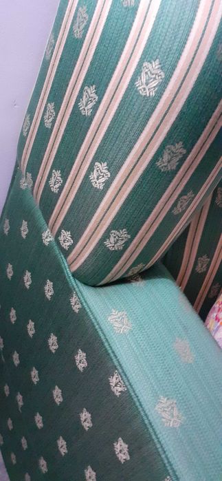 Sofa verde dourado muito confortavel 1 grande lugar