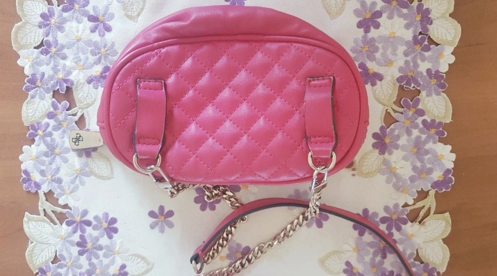 Torebka Guess crossbody pikowana malinowa  łancuszek passion mini